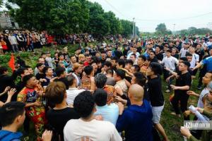 Hàng trăm thanh niên giằng co quyết liệt ở lễ hội cướp cầu