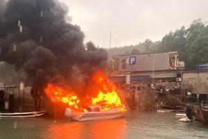 Quảng Ninh: Xuồng cao tốc chở 4 người bất ngờ bốc cháy