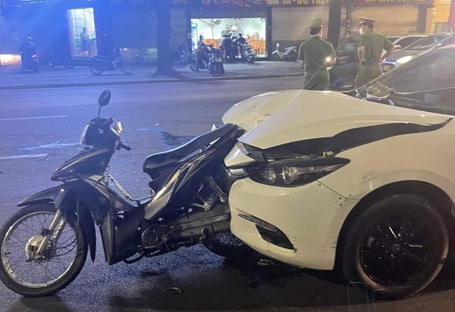 Hà Nội: Nam thanh niên đi xe máy bị ô tô tông từ phía sau tử vong tại chỗ, hiện trường gây ám ảnh