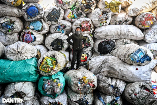 Những núi phế liệu khổng lồ bên trong ngôi làng tái chế rác thải ở Hà Nội
