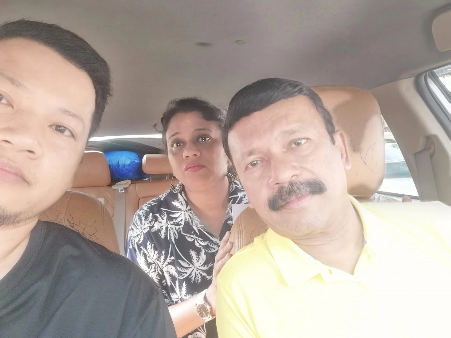 Cặp đôi Ấn Độ quên điện thoại trên taxi và cái kết ấm lòng từ tài xế Hà Nội