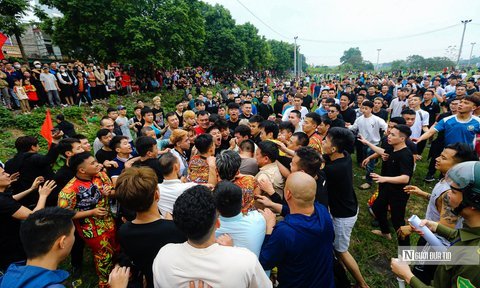 Hàng trăm thanh niên giằng co quyết liệt ở lễ hội cướp cầu
