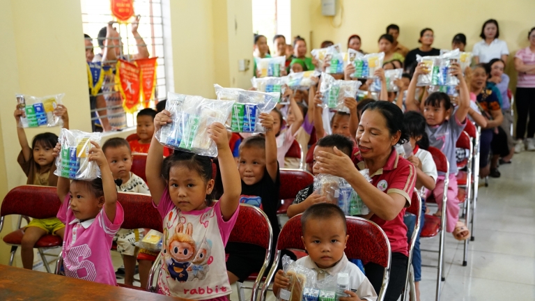 Chương trình “Vượt thiên tai – Tiếp bước tương lai” của Vinamilk vượt cam kết 6 tỷ đồng hỗ trợ trẻ em vùng bão lũ